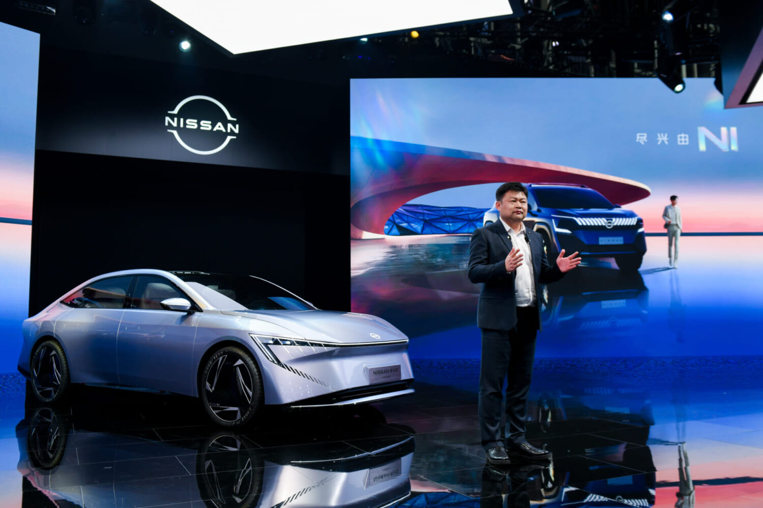 2024北京モーターショーの日産ブースで、ブランドキャンペーン「Excitement by Ni」について語る東風日産副社長の周氏